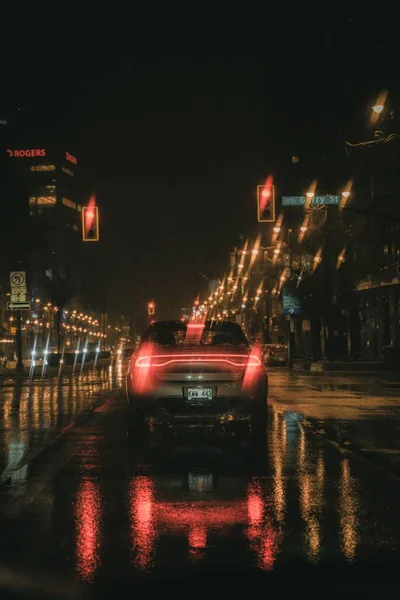 Een Wazig Schot Van Auto Straat Bij Regenachtige Nacht — Stockfoto