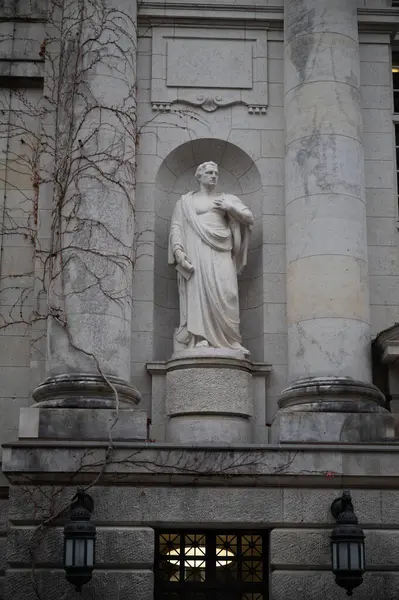 Una Estatua Del Período Renacentista Una Pared Del Palacio — Foto de Stock