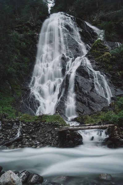 Вертикальний Знімок Красивої Сцени Водоспаду — стокове фото