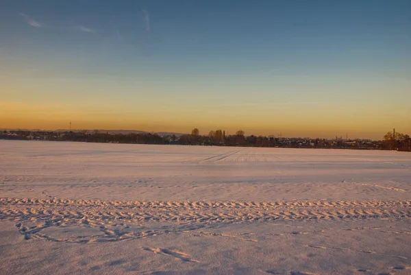 Una Vista Natural Campo Nevado Bajo Cielo Despejado Durante Puesta —  Fotos de Stock