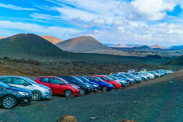 Uma Bela Foto Espaço Estacionamento Cheio Carros Com Algumas Montanhas — Fotografia de Stock