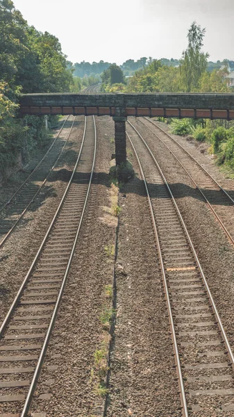 Een Verticaal Antenne Shot Van Brug Passerend Overheen Spoorwegen Een — Stockfoto
