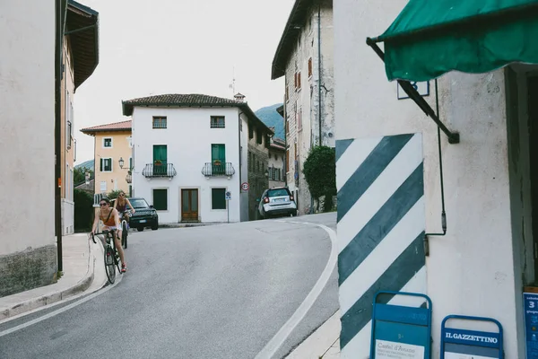 Een Straat Het Kleine Italiaanse Stadje Mensen Die Fietsen Polcenigo — Stockfoto