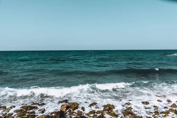 Piękne Ujęcie Piany Fal Morskich Zabrane Plaży — Zdjęcie stockowe