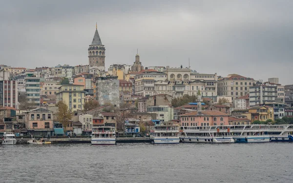 Gyönyörű Kilátás Isztambul Híres Városképére Egy Sötét Délutánon — Stock Fotó