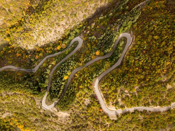 Uma Vista Aérea Uma Trilha Rural Através Montanhas Com Árvores — Fotografia de Stock