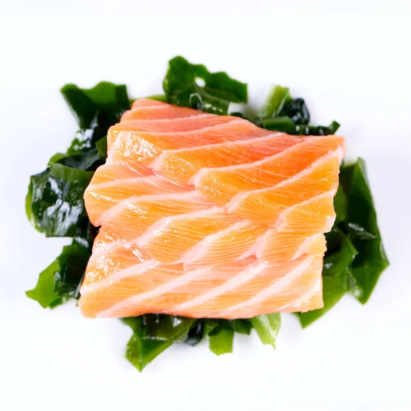 Eine Nahaufnahme Einer Appetitlichen Sushi Rolle Auf Einem Weißen Teller — Stockfoto