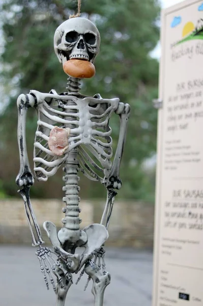 Ett Skelett Med Bulle Munnen Och Bitar Skinka Benen — Stockfoto