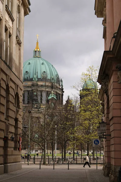 Een Verticaal Shot Van Een Berlijnse Kathedraal Een Bewolkte Dag — Stockfoto