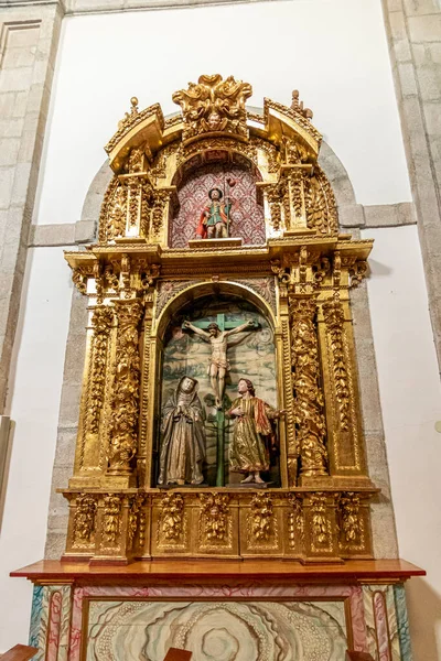 Alacsony Szögű Felvétel Keresztre Feszítés Oltáráról Szűz Máriával Szent Jánossal — Stock Fotó