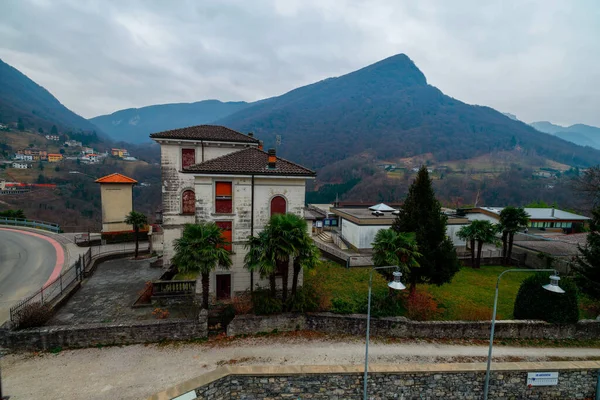 山を背景に町の家の空撮 — ストック写真