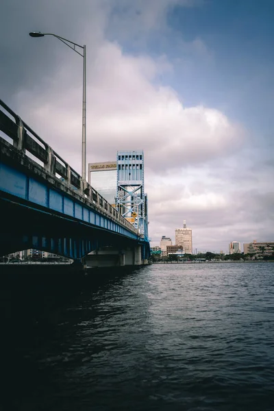 Disparo Vertical Puente Sobre Agua Con Edificios Costeros Bajo Cielo —  Fotos de Stock