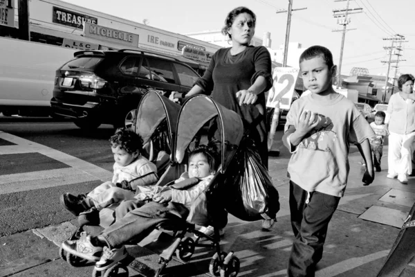 Los Angeles Çocuklarıyla Sokakta Yürüyen Bir Kadın Gri Pullu Şehir — Stok fotoğraf