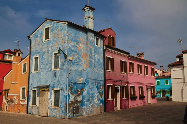 Een Bezichtiging Van Gekleurde Huizen Tegen Een Bewolkte Blauwe Lucht — Stockfoto