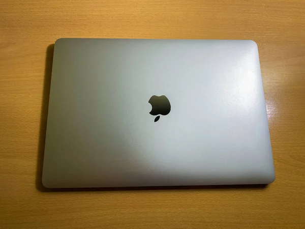 Masasında Çipi Olan Bir Macbook Air — Stok fotoğraf