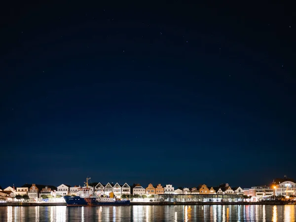 夜景を背景に住宅が建ち並ぶ港町の景観 — ストック写真