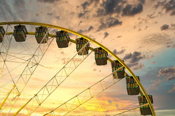 Disparo Ángulo Bajo Una Rueda Hurón Iluminada Parque Atracciones Atardecer — Foto de Stock