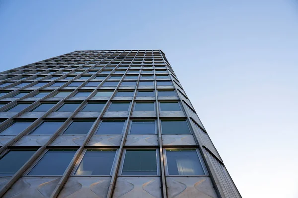 Низькокутний Знімок Сучасної Скляної Віконної Будівлі Чистому Блакитному Небі — стокове фото