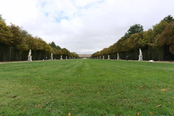 Zielony Park Ogrodów Pałacu Wersalskiego Pochmurny Dzień Paryżu Francja — Zdjęcie stockowe