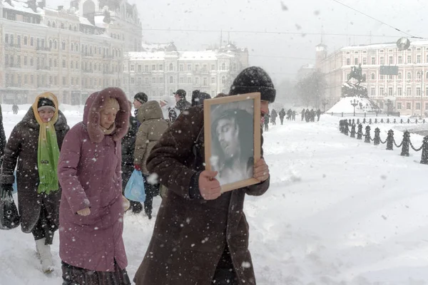 Close Shot Priest Carrying Icon Jesus Christ Winter — Stock Photo, Image