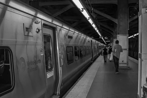 纽约地铁站的一张黑白照片 里面有等候的乘客 — 图库照片