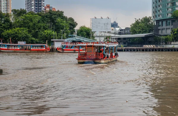 Una Vista Ferry Cruza Río Chao Phraya Desde Muelle Sathorn — Foto de Stock