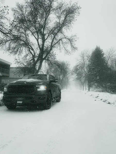 雪道の黒い車 — ストック写真