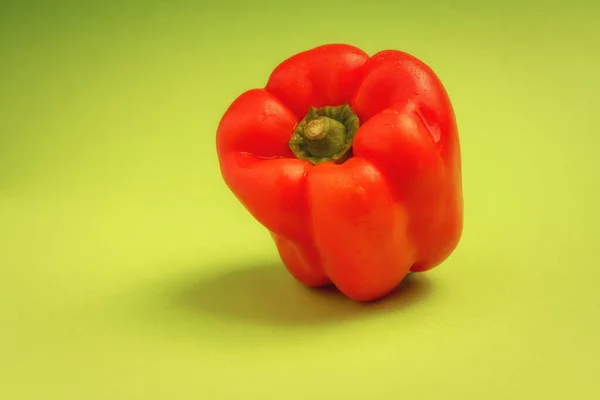 Ένα Κοντινό Πλάνο Ενός Κόκκινου Πιπεριού Πράσινο Φόντο — Φωτογραφία Αρχείου