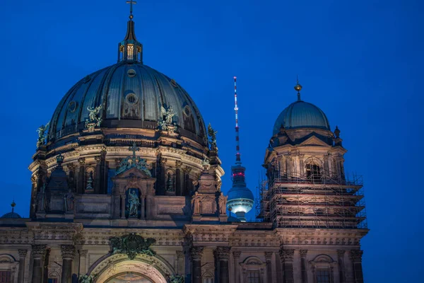 德国柏林大教堂和费尔塞图姆的夜景 — 图库照片