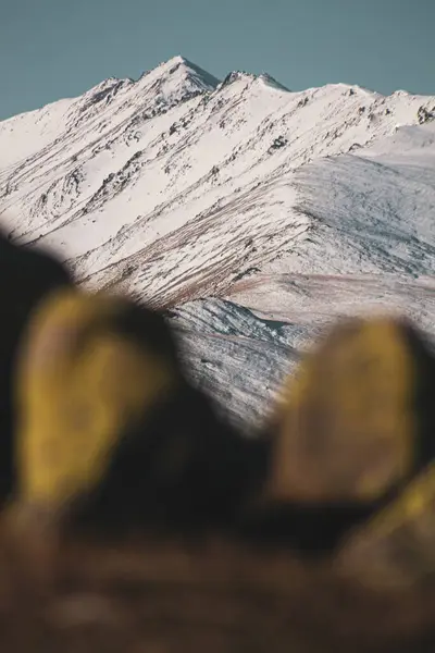 Ein Selektiver Schwerpunkt Felsiger Berge Die Schnee Auf Dem Land — Stockfoto
