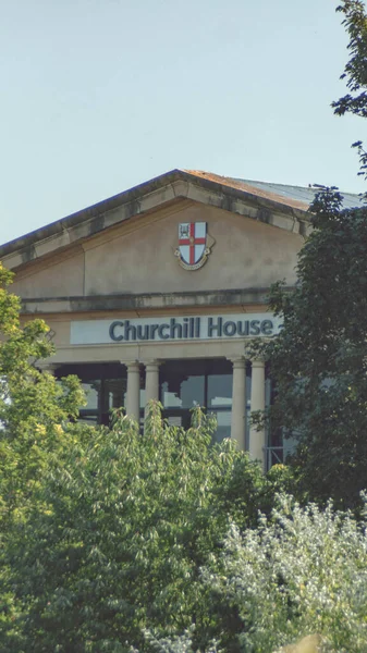 Primo Piano Della Casa Churchill Edificio Con Sfondo Cielo Blu — Foto Stock