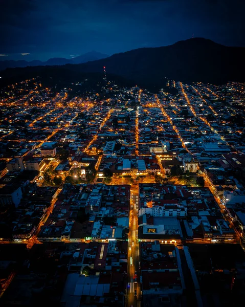 Veduta Aerea Una Città Con Strade Illuminate Luci Silhouette Montagna — Foto Stock