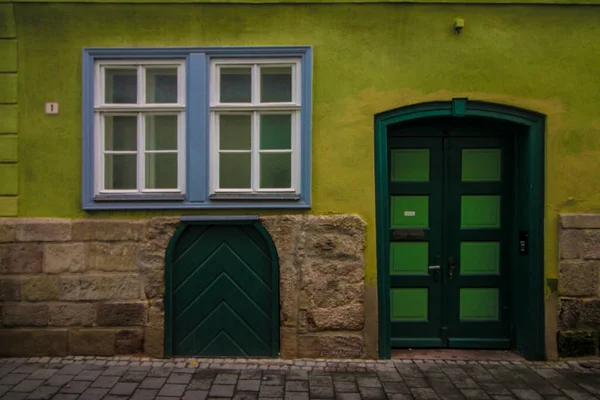 Uma Entrada Casa Velha Porta Madeira Janelas Azuis Fachada Verde — Fotografia de Stock