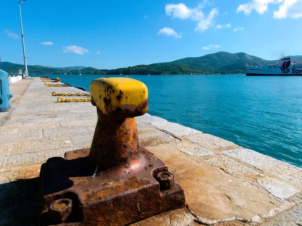 Una Pilona Oxidada Bahía Río Lago — Foto de Stock