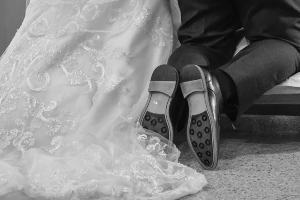 新郎和新娘跪在地上灰白相间的倒影 — 图库照片