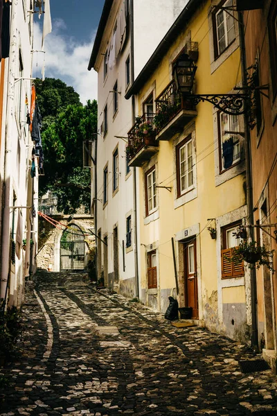 Lizbon Portekiz Dar Bir Caddenin Dikey Görüntüsü — Stok fotoğraf
