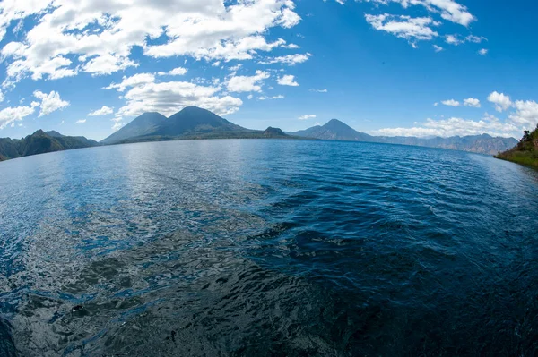 从危地马拉索洛拉州Santa Catarina Palopo的公共海滩上可以看到的阿蒂特兰湖景观 考虑到Toliman火山 Atitlan火山和San Pedro火山 — 图库照片