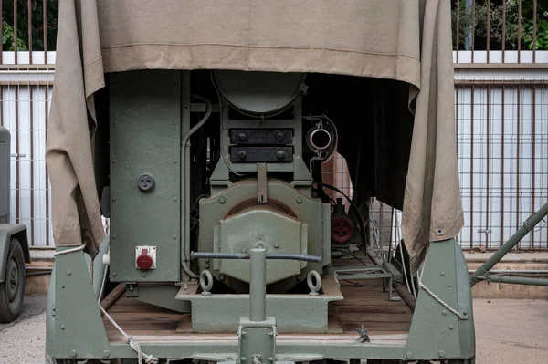 発電機セット付きの軍用トレーラーの詳細 — ストック写真