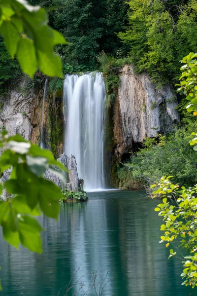 緑の植生に囲まれた美しい滝の垂直ショット — ストック写真