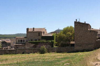 Costa Brava 'daki dostların kasabasında eski bir ev.