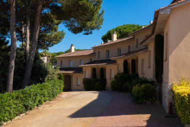 İspanya 'nın Costa Brava kentindeki Pals kasabasındaki turist evlerinin açık hava manzarası.