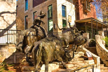 San Antonio, TX 'teki sahil yolunda bulunan bronz bir heykelin yakın çekimi.