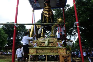 Bali, Endonezya - 8 Ekim 2021: Ngaben Hindu Geleneksel Kültür Festivali Yavaş Çekimde Ölüler için Kutlama. Palebon veya Ngaben Töreni. Bali