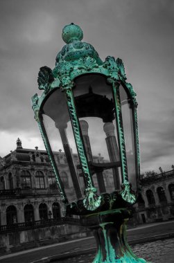 Gri tonlu mimari arka planda Zwinger 'da mavi bir sokak lambasının dikey yakın çekimi
