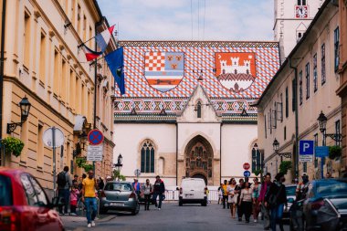 Hırvatistan 'ın Zagreb kentindeki Saint Mark Kilisesi yakınlarında arabalı bir yol