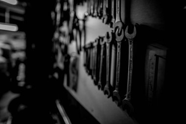 Duvarda asılı olan gri tonda yakın plan anahtarlar. Seçili odak.