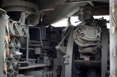 Saldırgan bir askeri aracın iç kısmı, kendinden güdümlü bir havan topu modeli M-44..