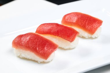 İştah açıcı suşinin beyaz bir tabakta yuvarlanması.