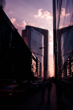 Günbatımında bulutlu bir gökyüzüne karşı Moskova 'nın merkezinde modern bir gökdelendir.