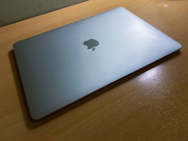 Masasında M1 çipi olan bir MacBook Air.